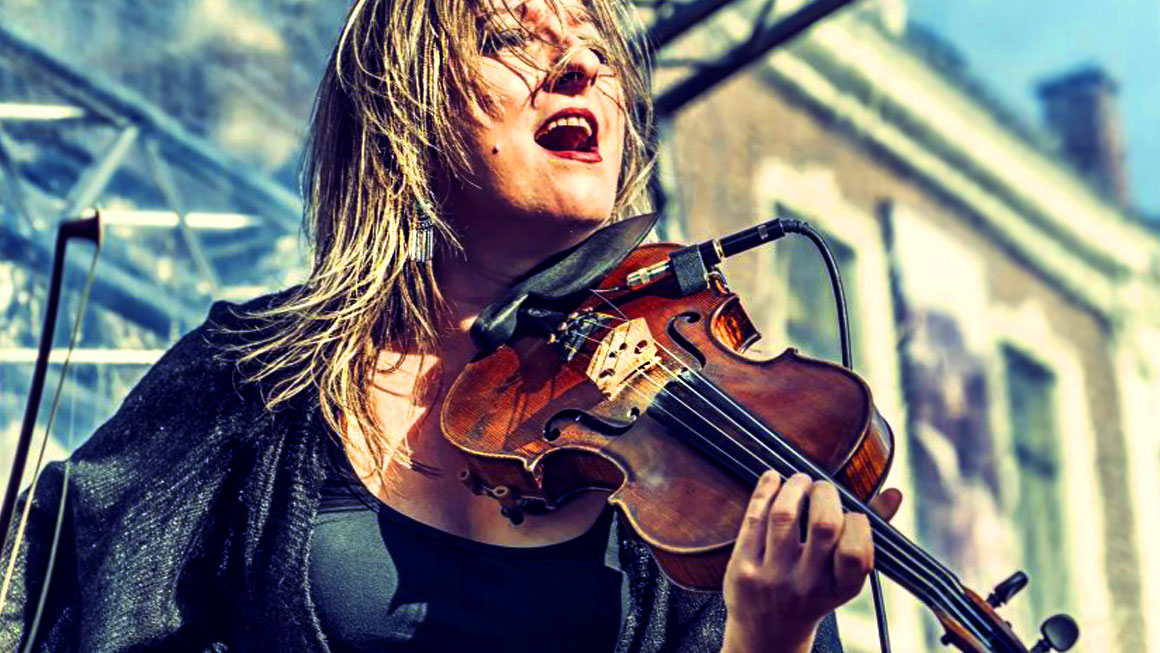 Ewa Pepper performing on violin, masterfully blending jazz, pop, and rock genres with her innovative improvisational style. Book Ewa Pepper through Originaria Events.